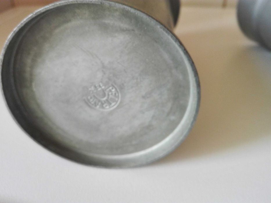 Две метални бирени халби и антикварна маша за коса .