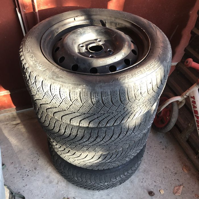 Продам внесезонные шины 195/55/15 с дисками