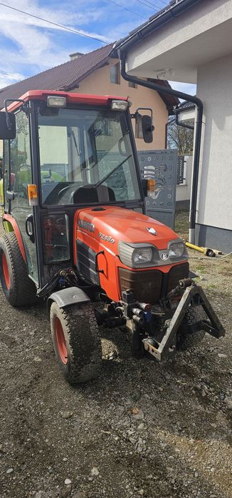 Vand tractoras kubota cu cositoare sub el + perie de maturat +lama de