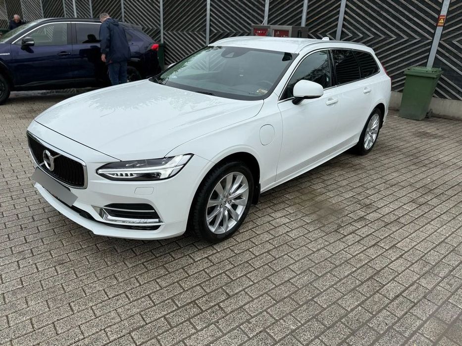 Volvo V90 T8 Momentum Pugin-hibrid 400hp.