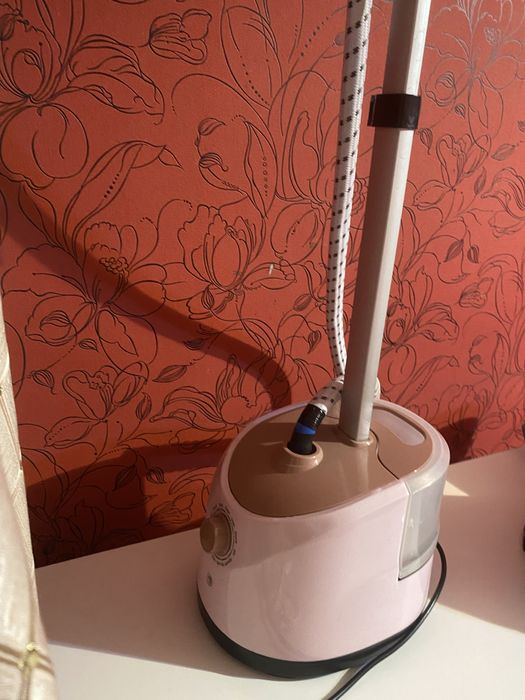 Паровой утюг в хорошем состоянии , пользовались пару раз