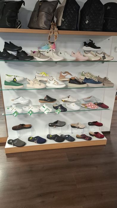 Vând mobilier magazin incaltaminte