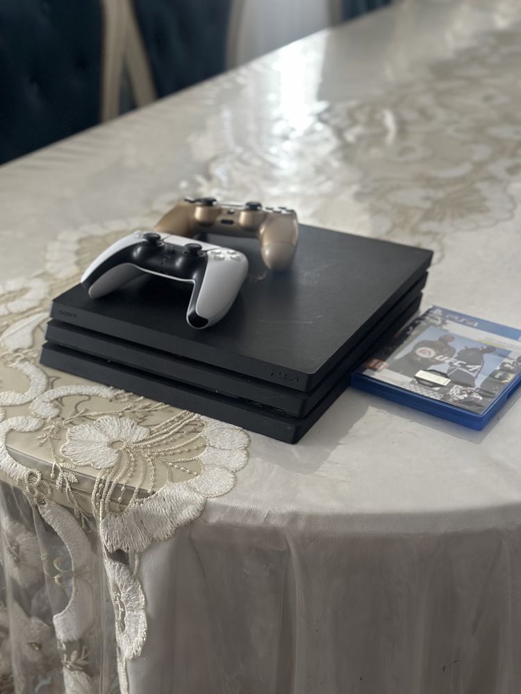 Playstation 4 Pro 1 tb + 2 джостика + 7 игр