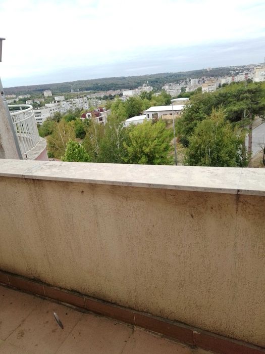 Дава тристаен апартамент под наем до болница Св.Панталеймон.