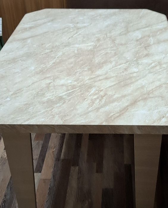 Стол кухонный столешница сделана под мрамор.