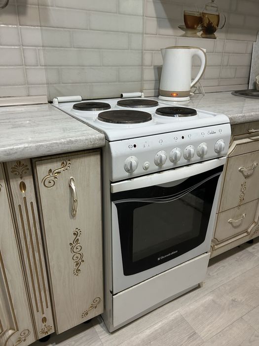 Продам электрическую плиту с духовым шкафом