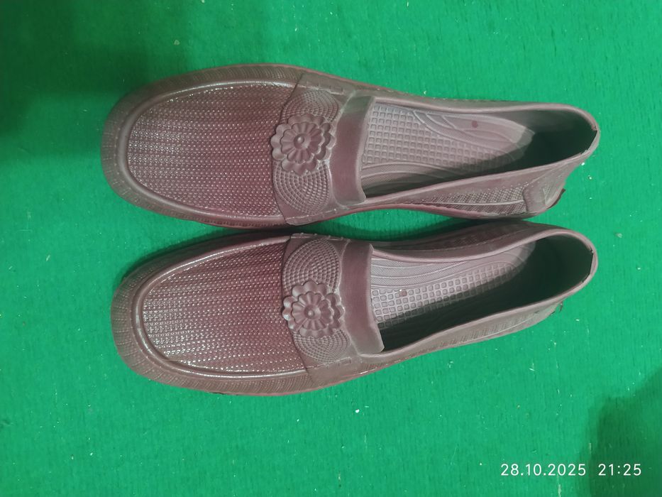 Продам галоши женские.