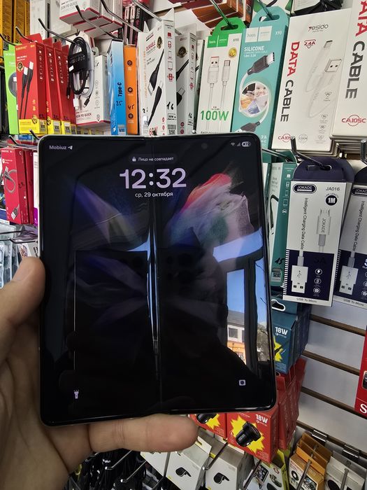 Z Fold 3. Ideal holatda 512GB.