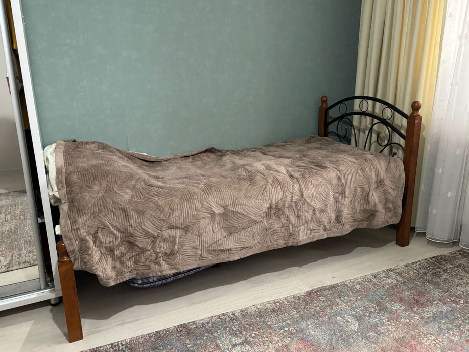 Кровать с матрасом