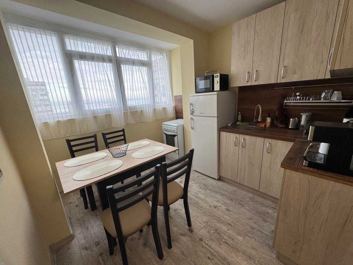 Дава се под наем Двустаен апартамент в Бургас, Лазур - 60 кв.м за 561 € - Снимка #2