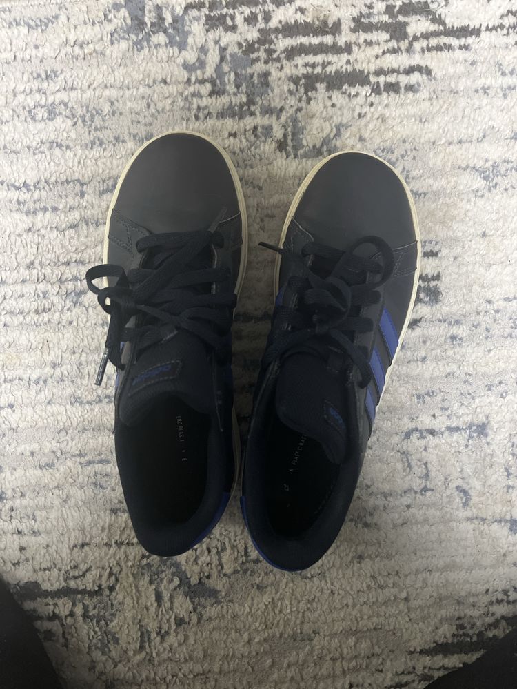 Обувки на Adidas