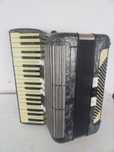 Акордеон Hohner Tango II M 96 баса 3 регистъра с куфар 
96 баса / 3 ре