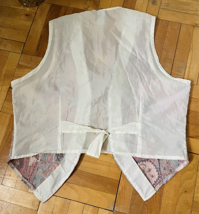 Vesta brodata noua model inedit, cu mătăsică