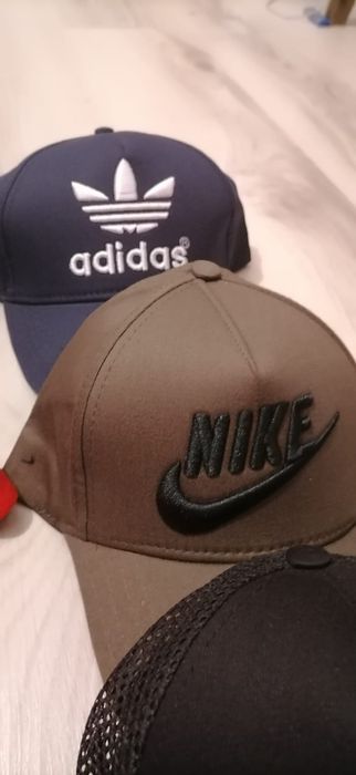 Șepci unisex super sigla brodata