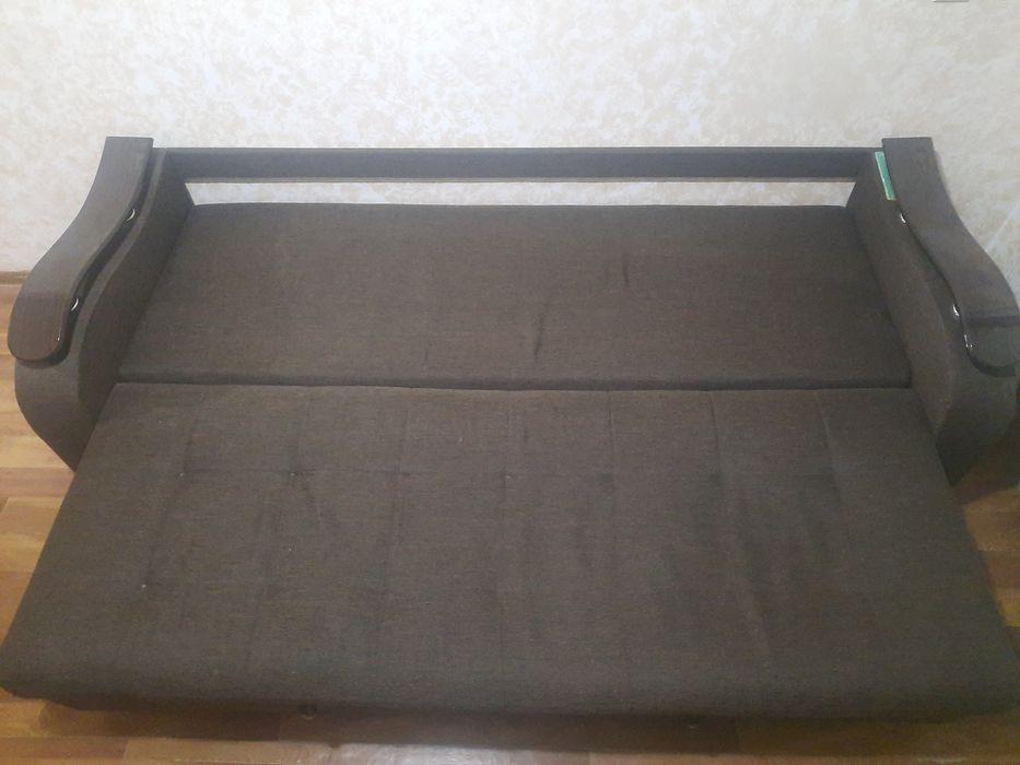 Продам раскладной диван еврокнижка в хорошем состоянии.