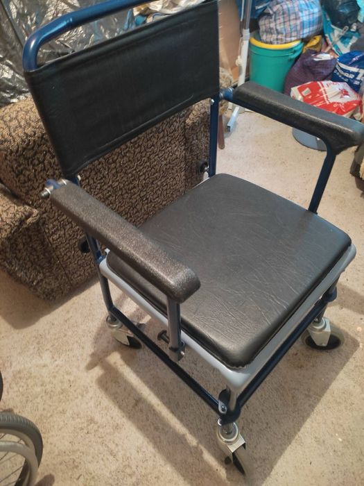 Продавам нов санитарен стол