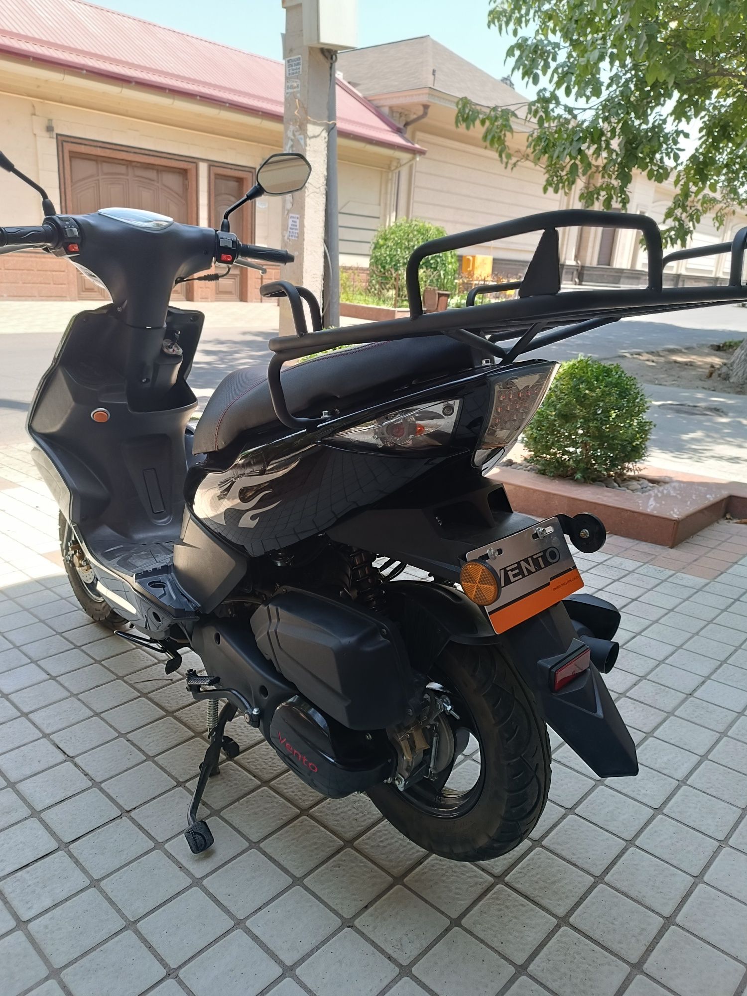 Продаю скутер VENTO 150CC проктический новый пробег 1550км .