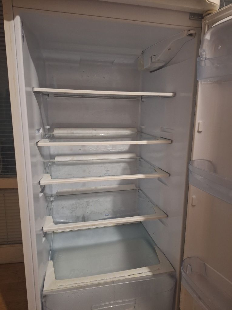 Хладилник с фризер Indesit