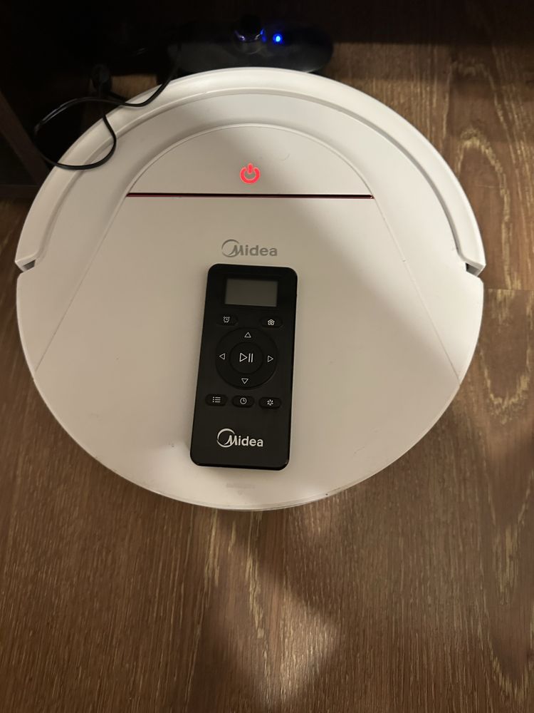 Робот пылесос Midea.