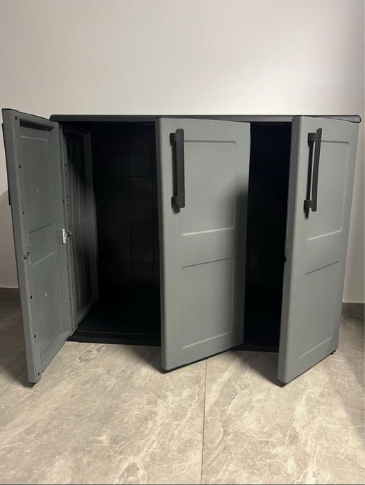 Vand dulapuri gradina noi