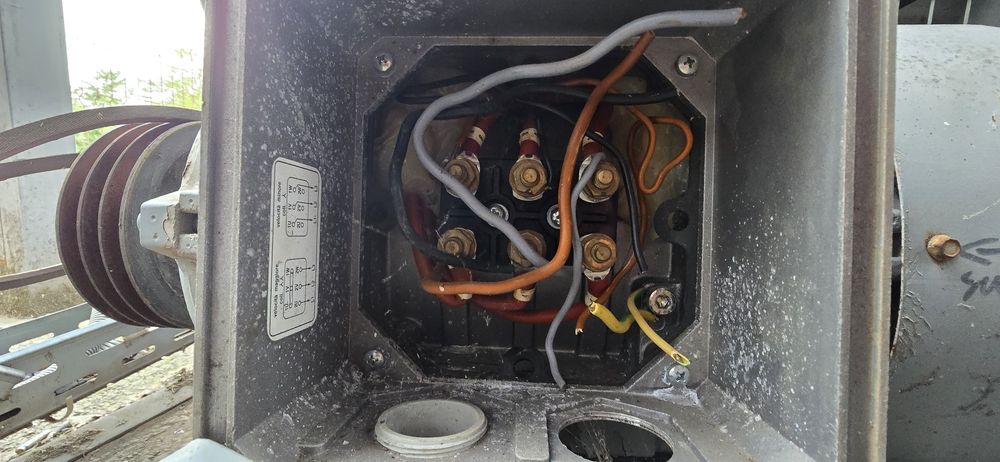 Motor trifazic in două trepte