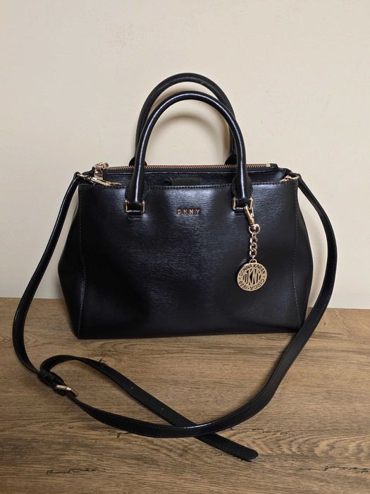 DKNY оригинална дамска чанта от естествена кожа