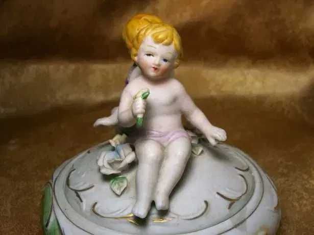 Cutie, bomboniera portelan bisque Majolica, sec 19, amorasi, colectie