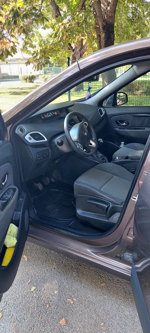 Продавам renault scenic 3       .2012 година