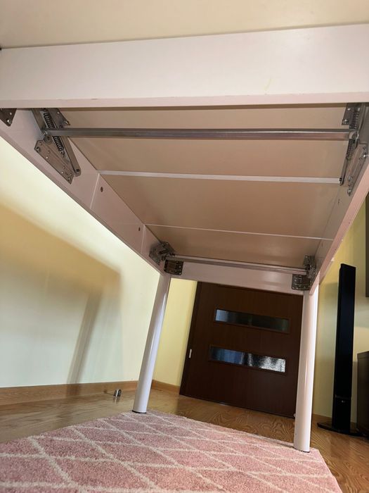 Masă extensibilă acoperită cu sticlă