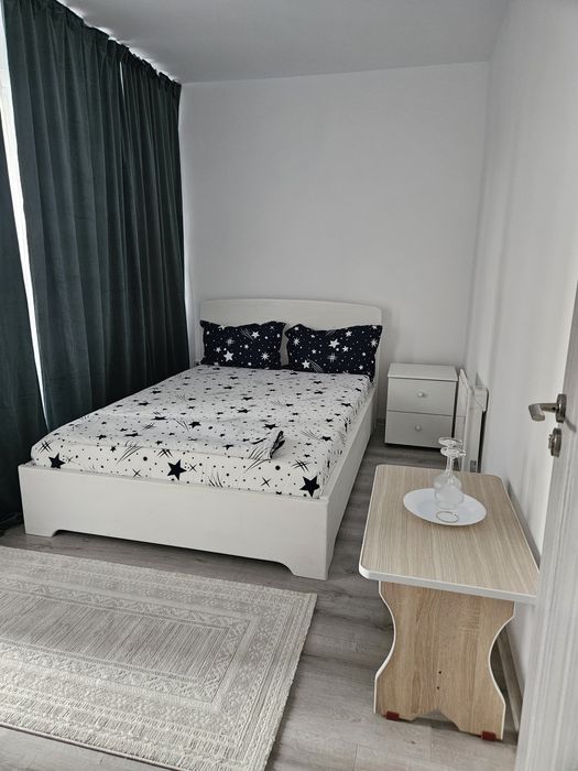 Închiriez apartament cu 2 camere