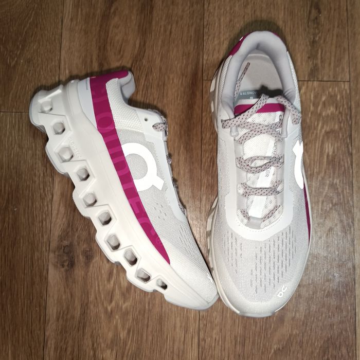 Женские спортивные кроссовки