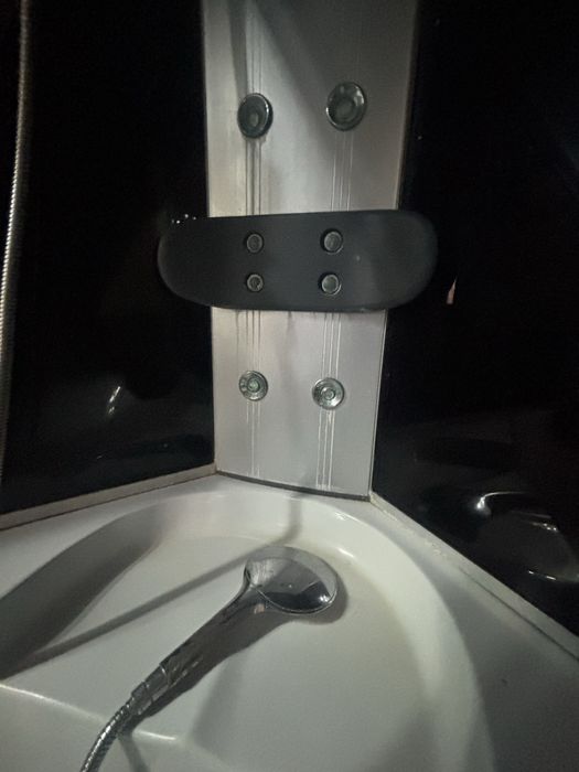 Cabina de dus cu cadita