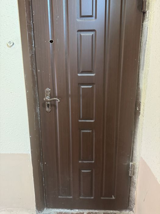 Продается входная дверь, металл, уголки