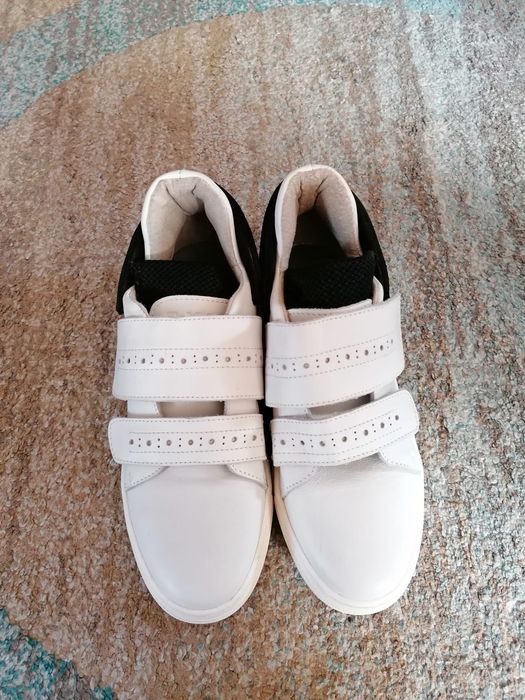 Vând adidași piele