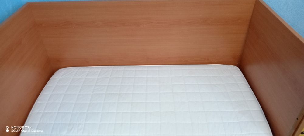 Бебешко легло от масивно дърво