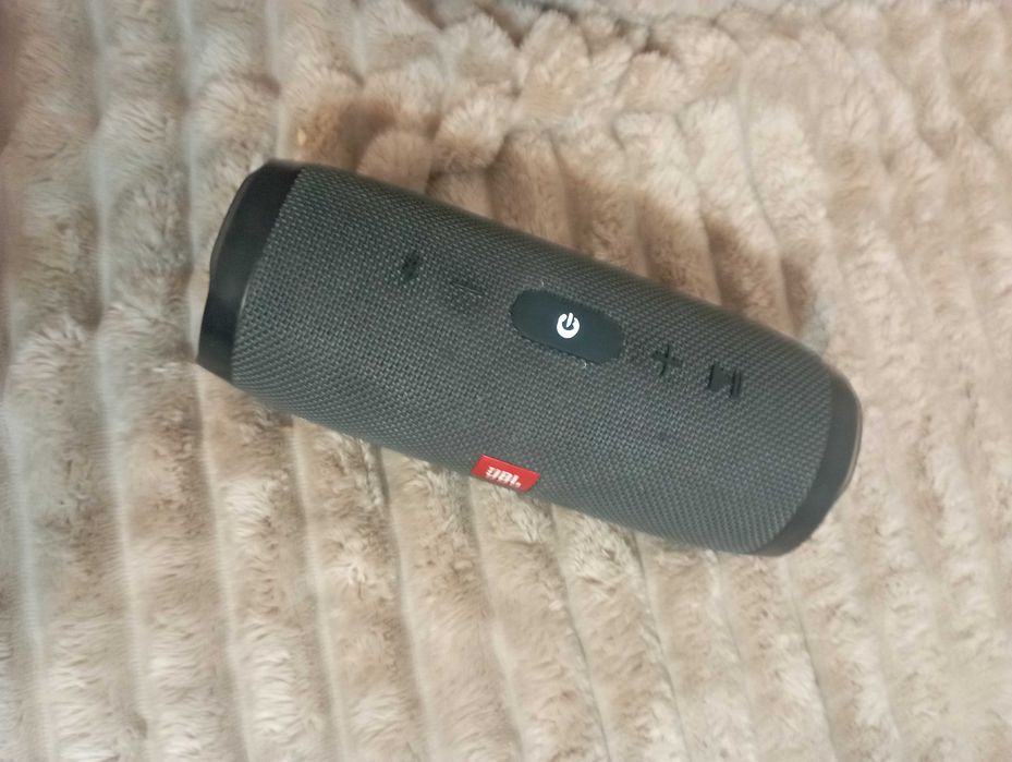 Vând boxă originală GBL esențial 2 in stare ft bună.