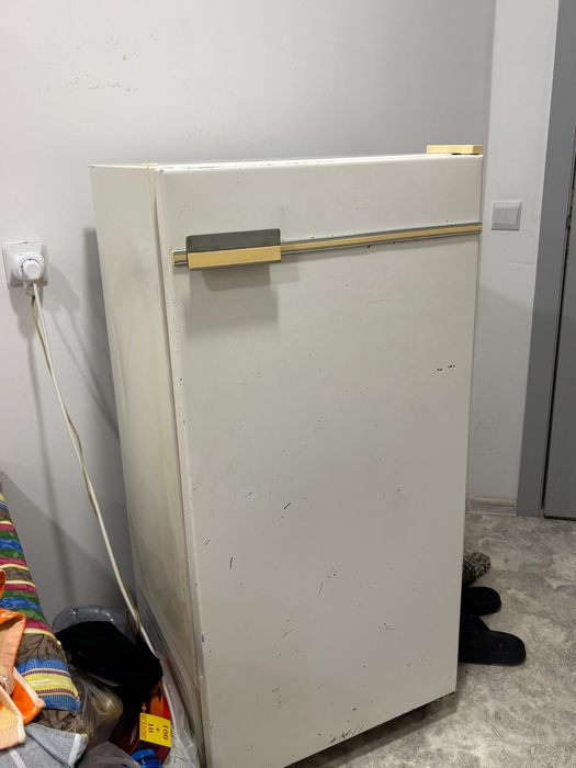 Маленький холодильник ,уместен торг,морозильник работает