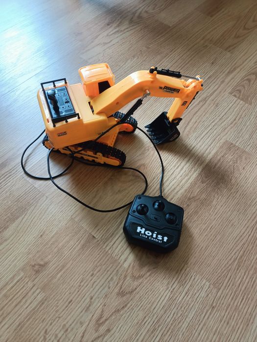 Excavator cu telecomanda