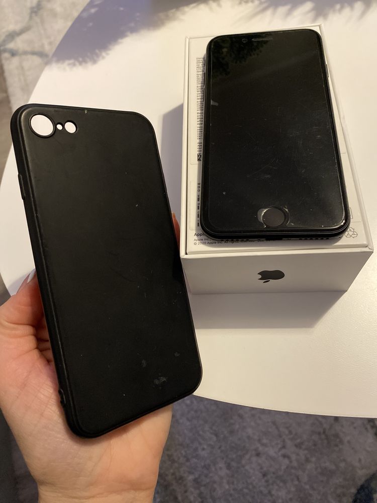 iPhone SE negru + husa cadou