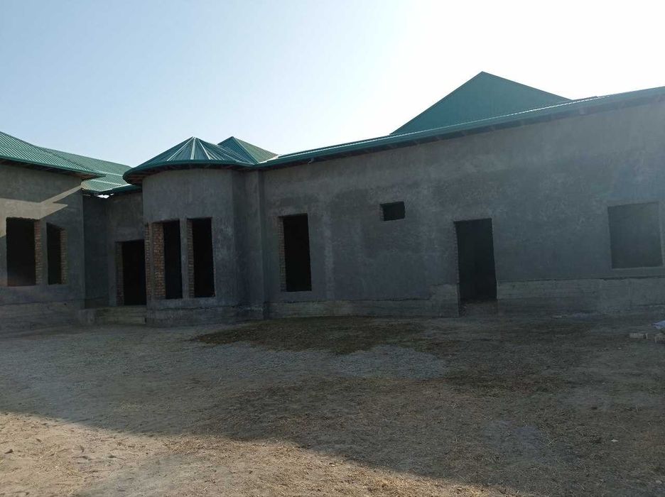 Жиззах шахрида жойлашган 6 сотокли ховли сотилади