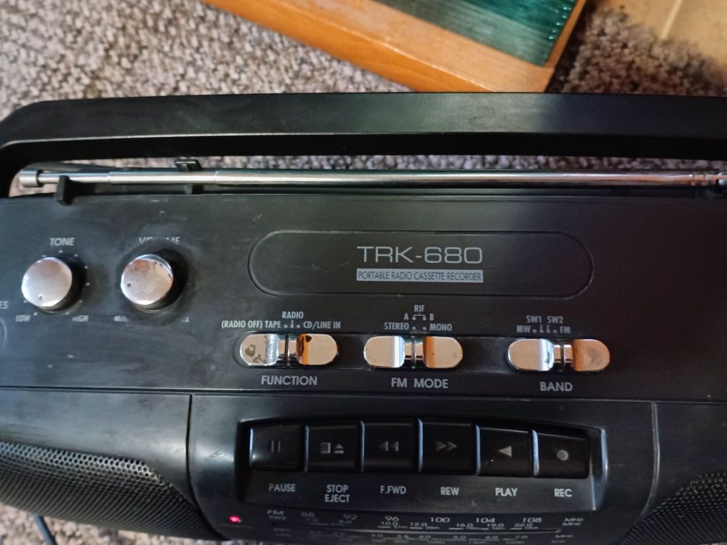 Радио касетофон HITACHI TRK-680W