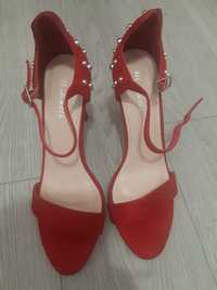Sandale pe culoarea rosie