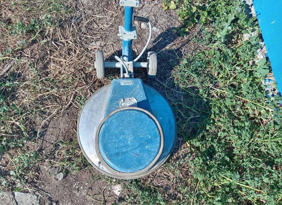 Монофазна полираща машина за подове Columbus в много добро състояние.