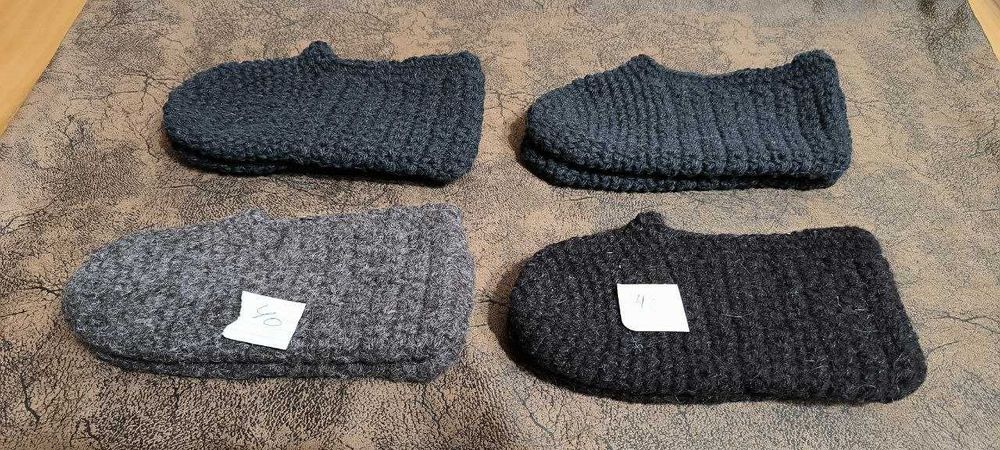 Продаются вязаные тапочки , стельки .