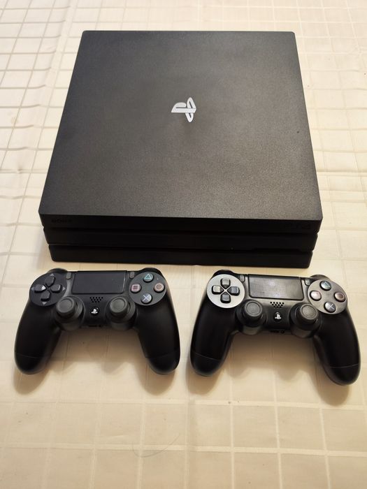 Playstation 4 Pro + 2 джойстика.