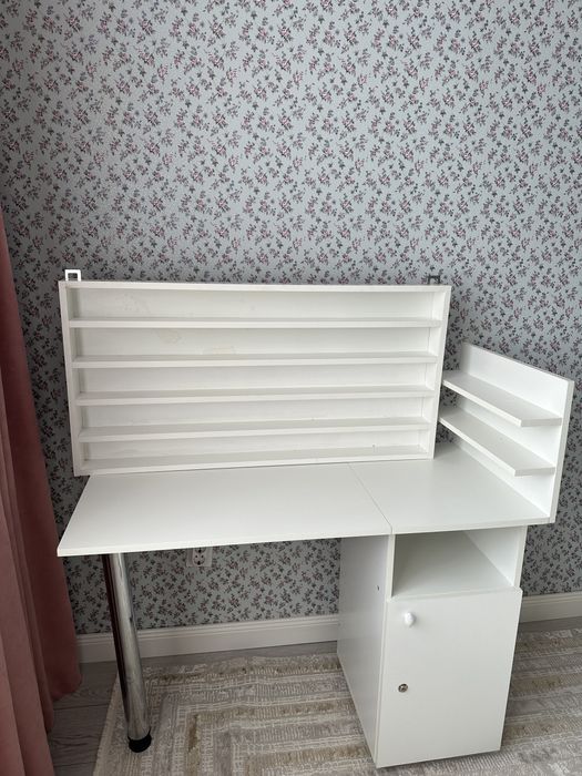 Маникюрный столик и настенная полка.