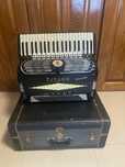 Vând acordeon Italian Titano