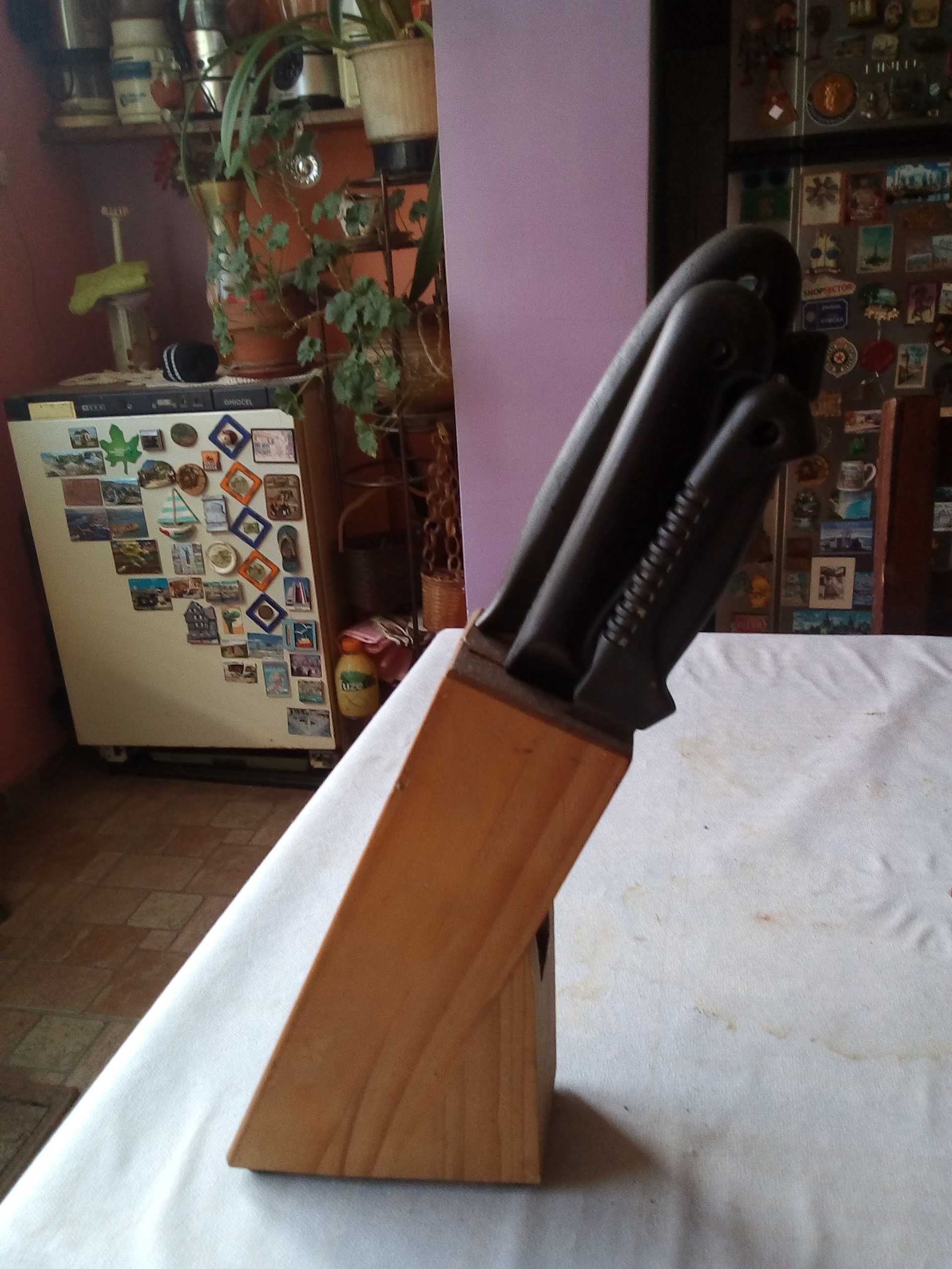Дървена поставка за ножове и