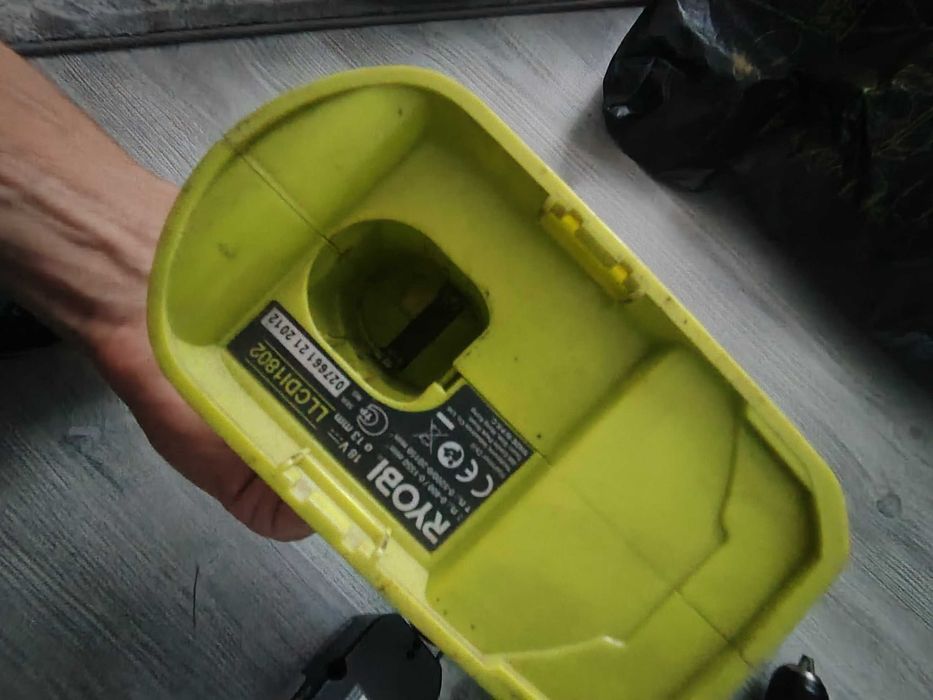 Autofiletanta Ryobi 2 bucăți + încărcător și baterii