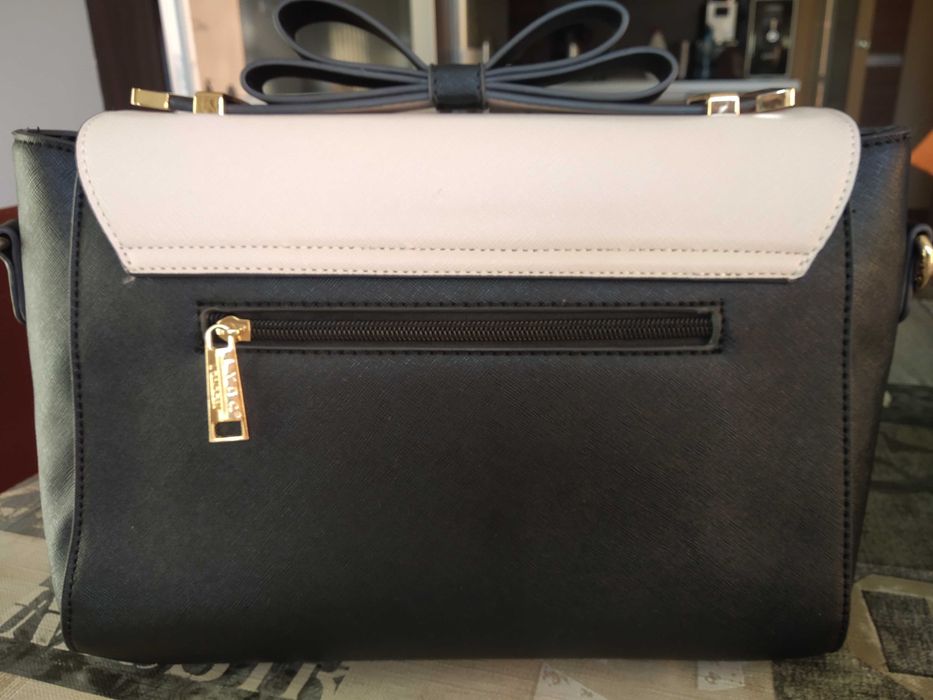 Продавам елегантна оригинална дамска чанта